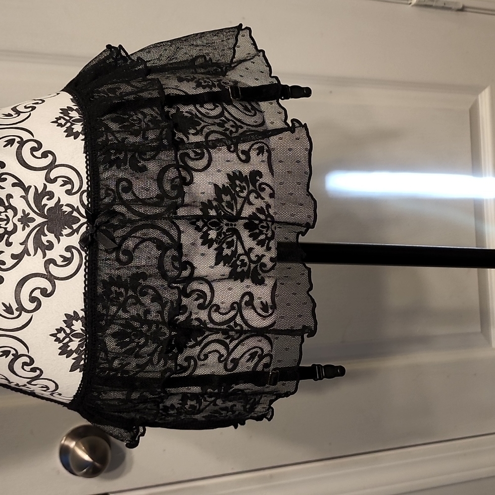 NWOT Baci Lingerie Lace Garter Belt
